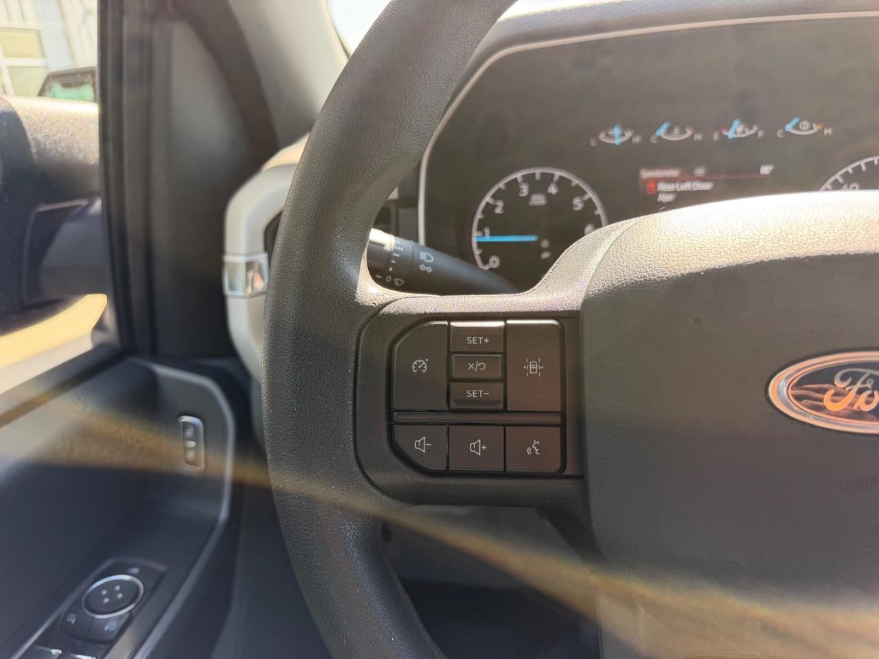 Ford F-150 Vehicle Full-screen Gallery Image 12