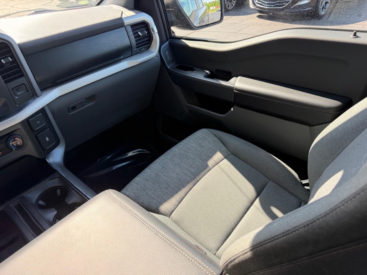 Ford F-150 Vehicle Full-screen Gallery Image 16