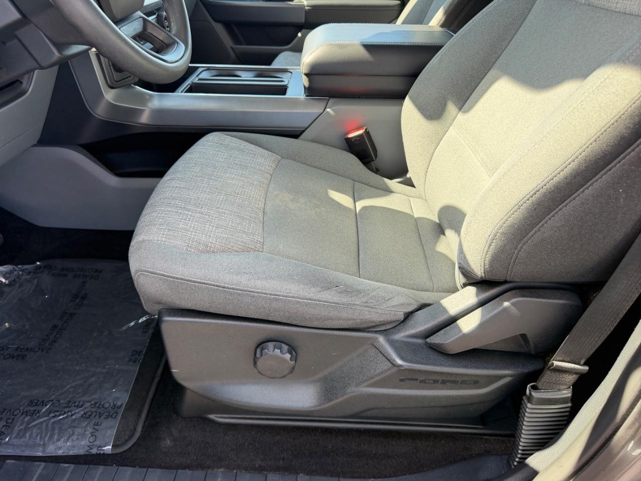 Ford F-150 Vehicle Full-screen Gallery Image 18