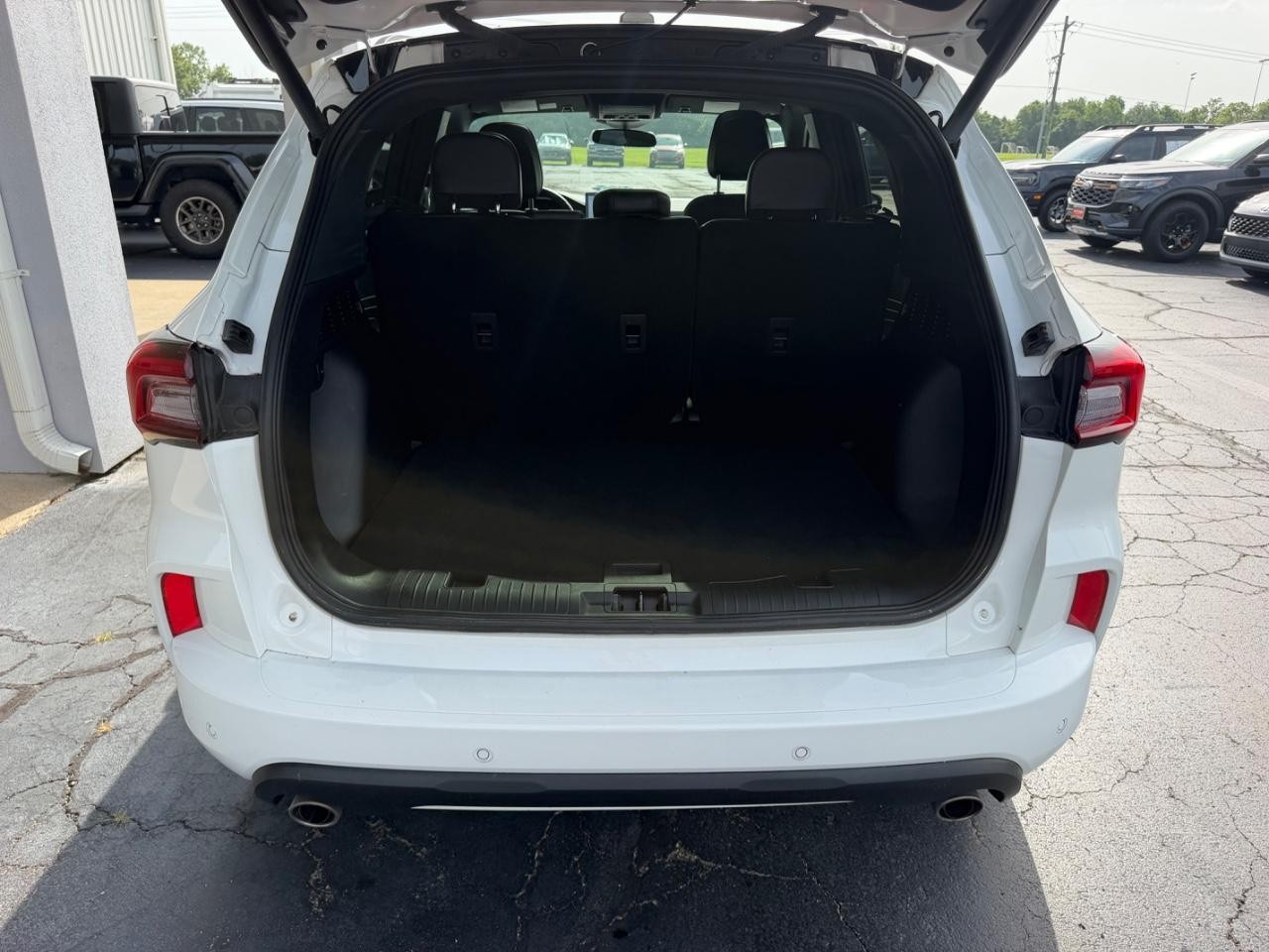 Ford Escape Vehicle Full-screen Gallery Image 05