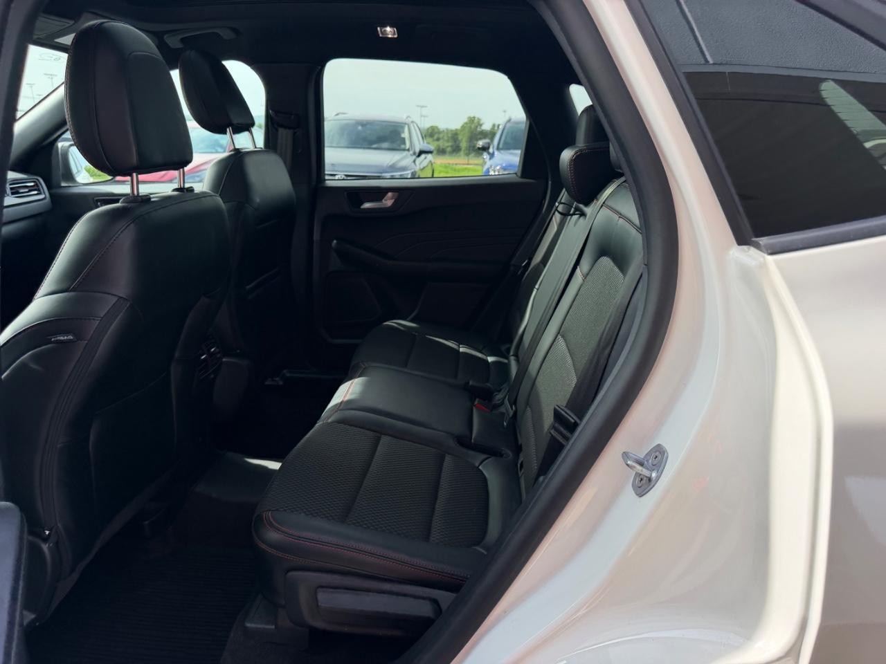 Ford Escape Vehicle Full-screen Gallery Image 10