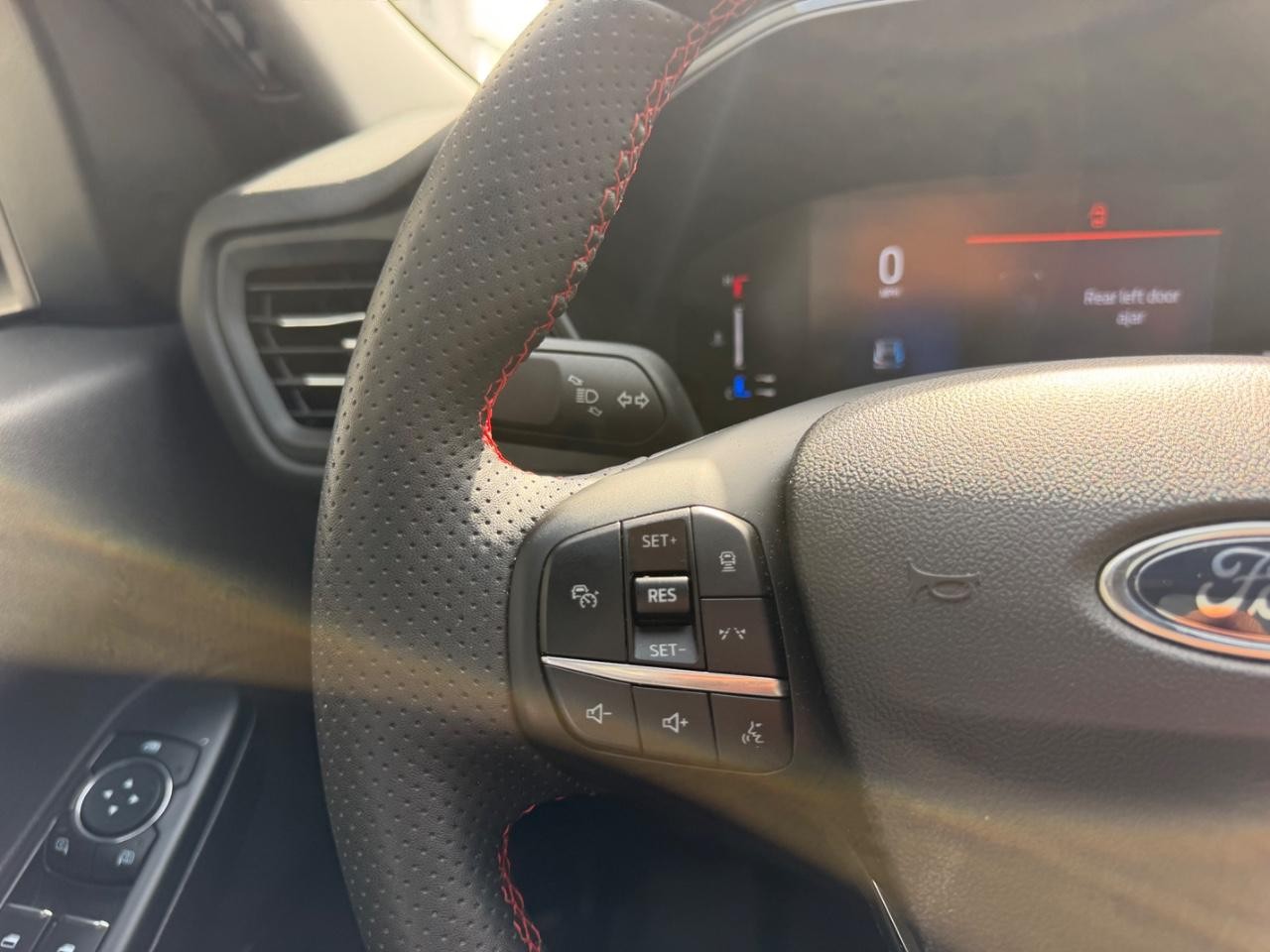 Ford Escape Vehicle Full-screen Gallery Image 14