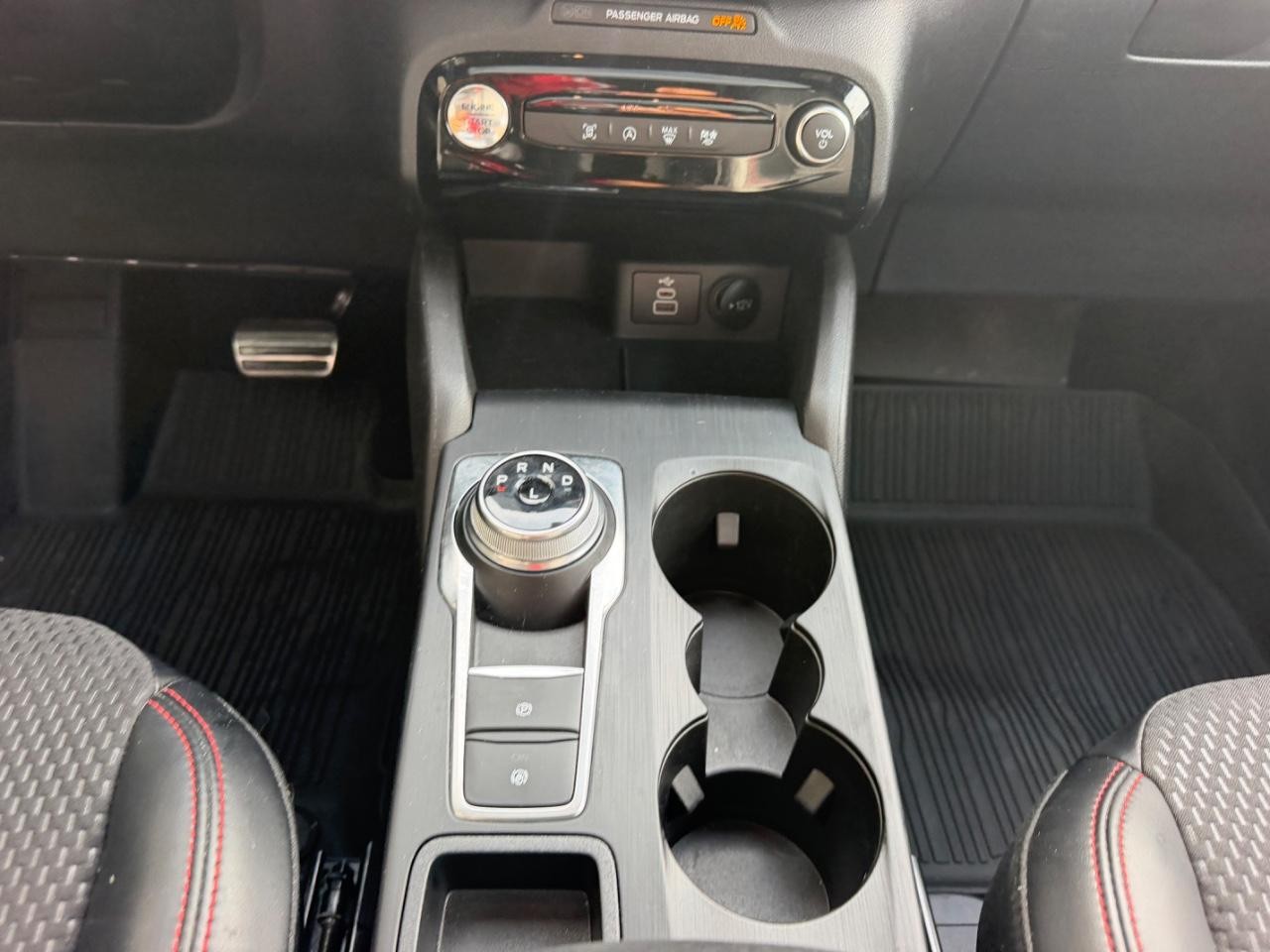 Ford Escape Vehicle Full-screen Gallery Image 18