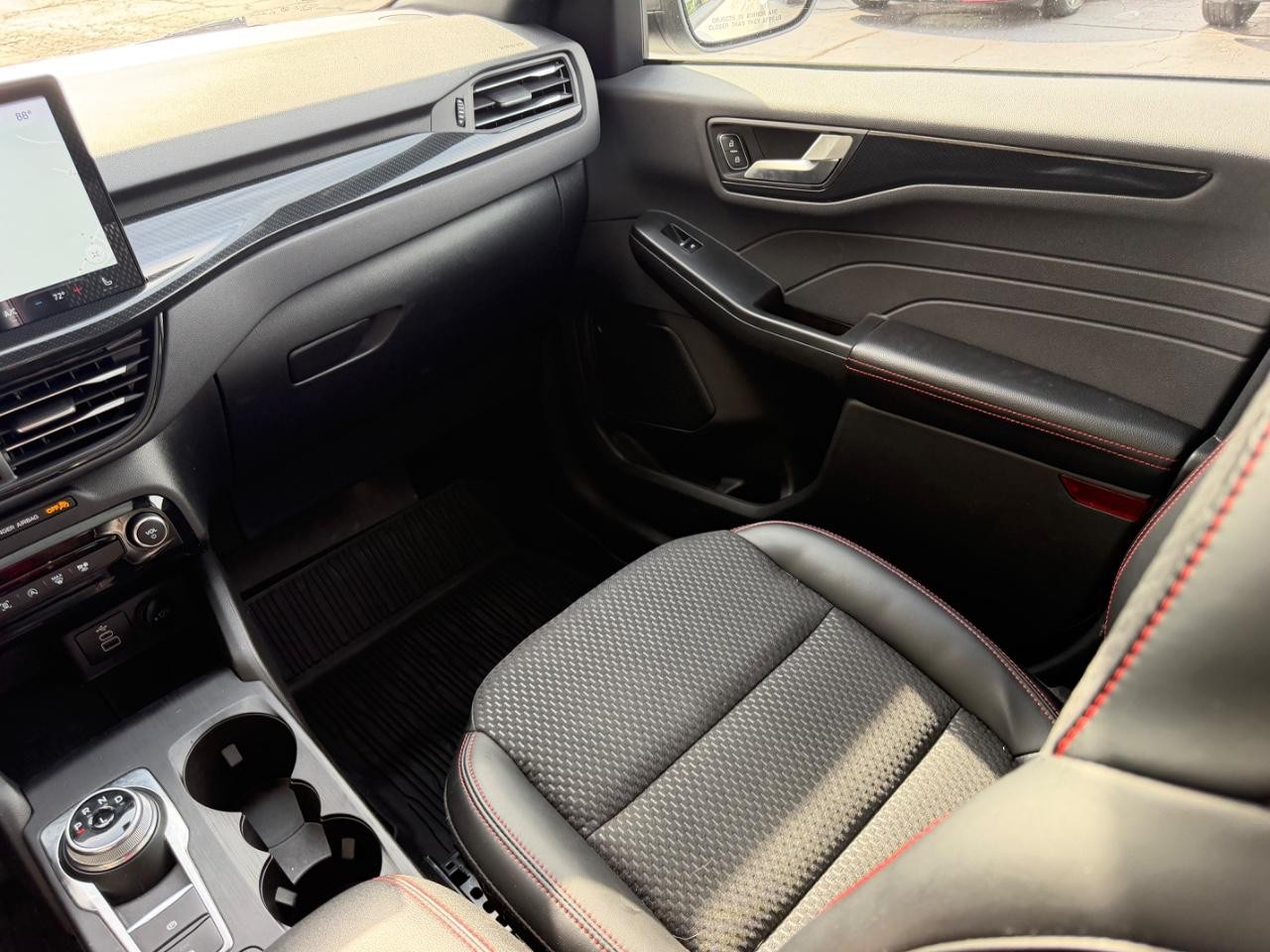 Ford Escape Vehicle Full-screen Gallery Image 19