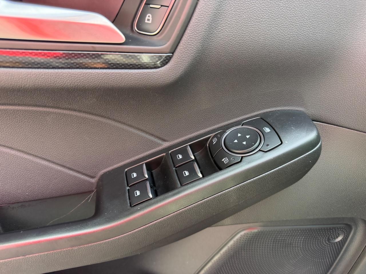 Ford Escape Vehicle Full-screen Gallery Image 20
