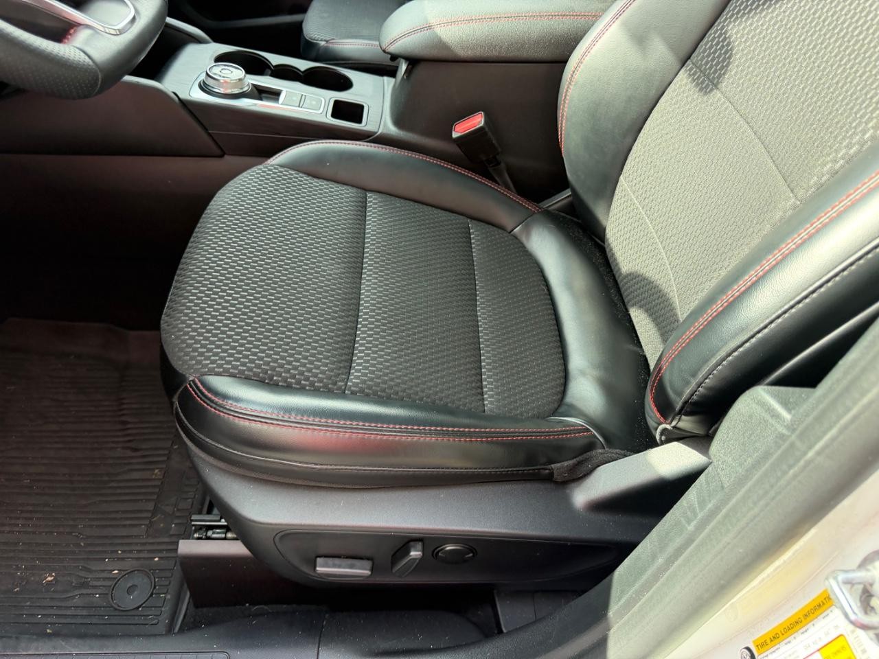 Ford Escape Vehicle Full-screen Gallery Image 21
