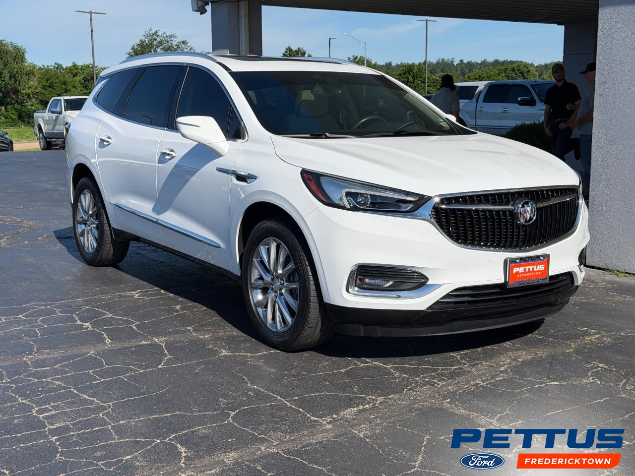 Buick Enclave Vehicle Full-screen Gallery Image 01