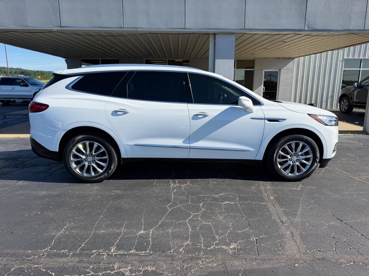 Buick Enclave Vehicle Full-screen Gallery Image 02