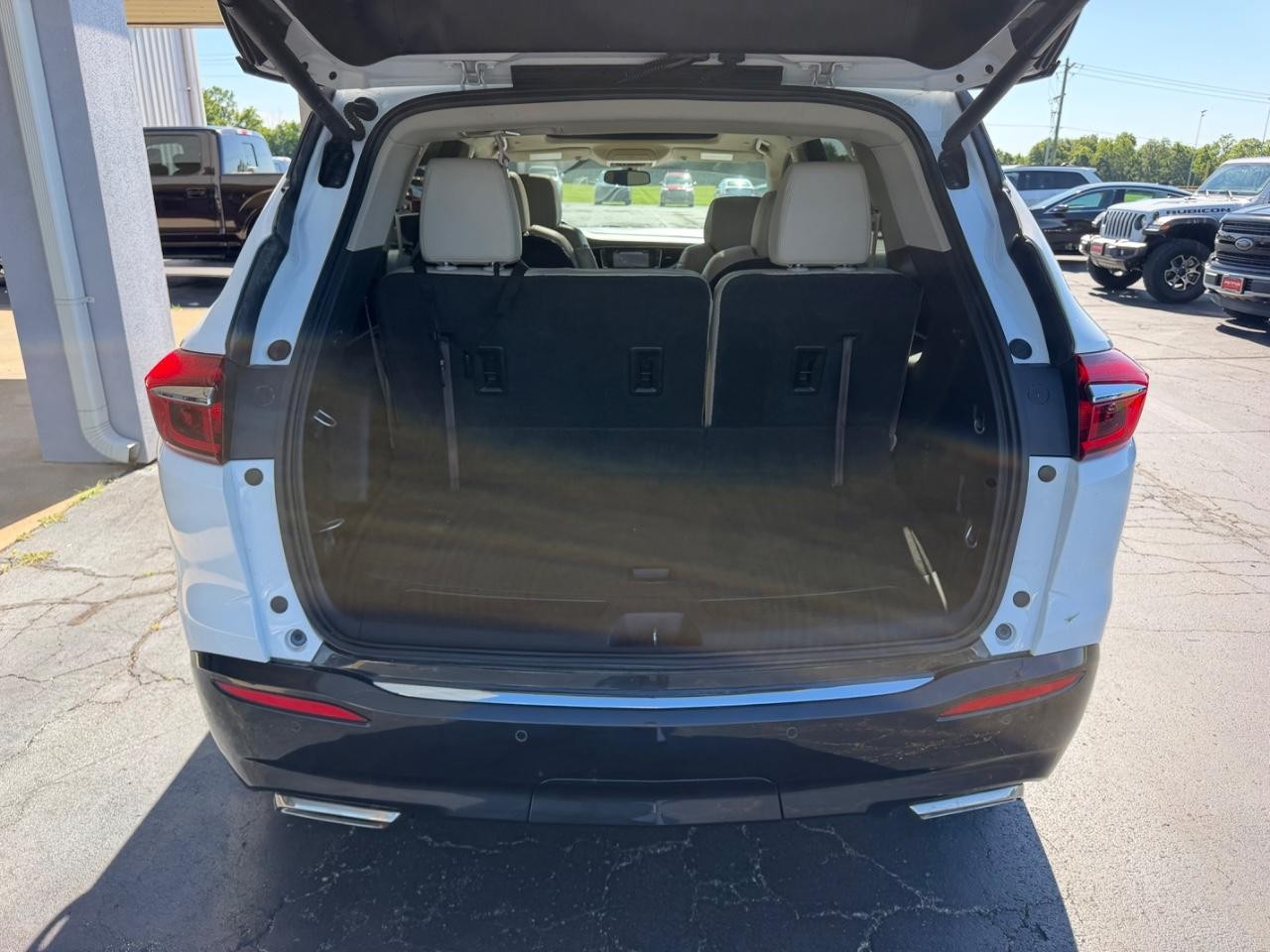 Buick Enclave Vehicle Full-screen Gallery Image 05