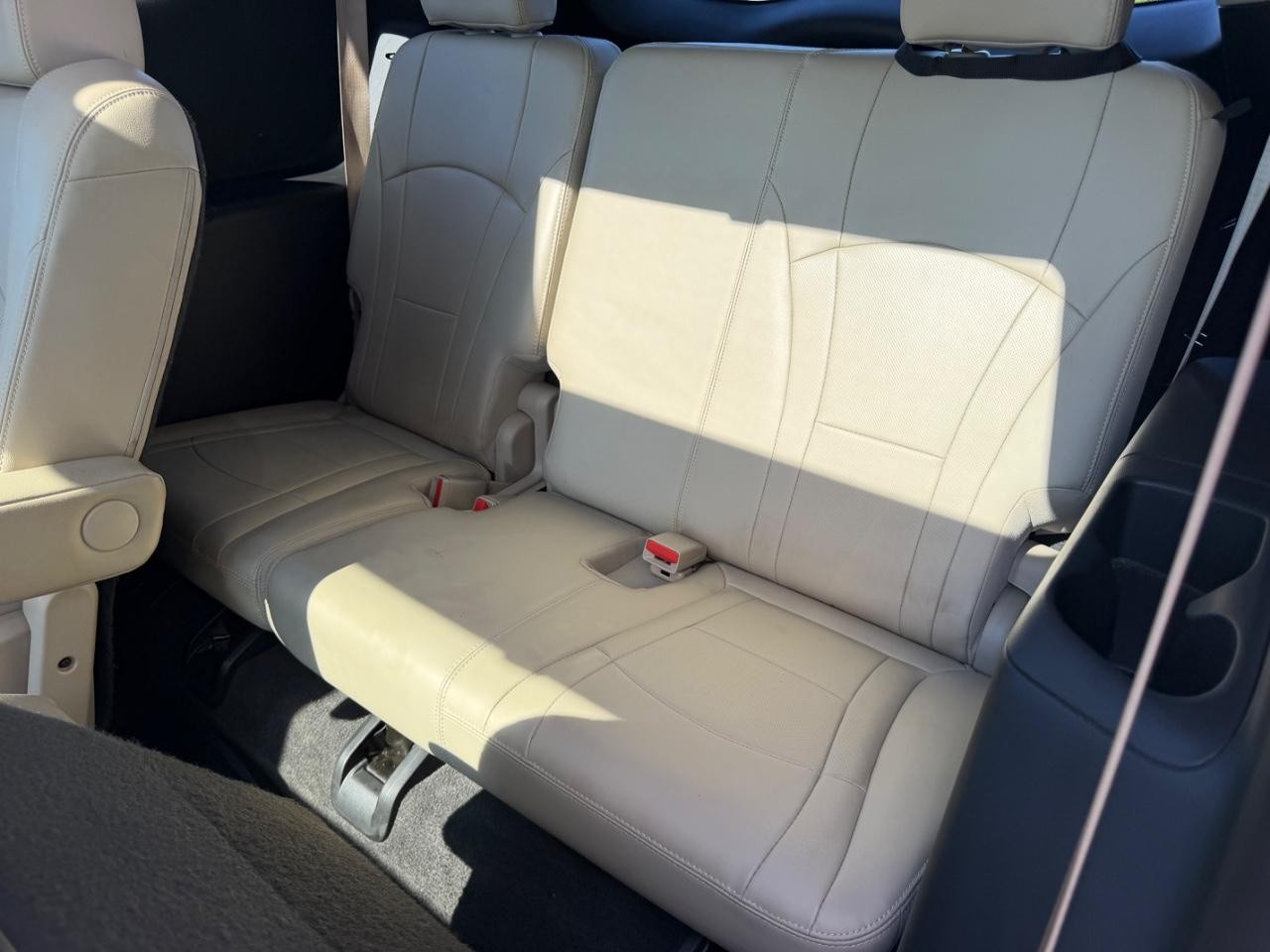 Buick Enclave Vehicle Full-screen Gallery Image 10