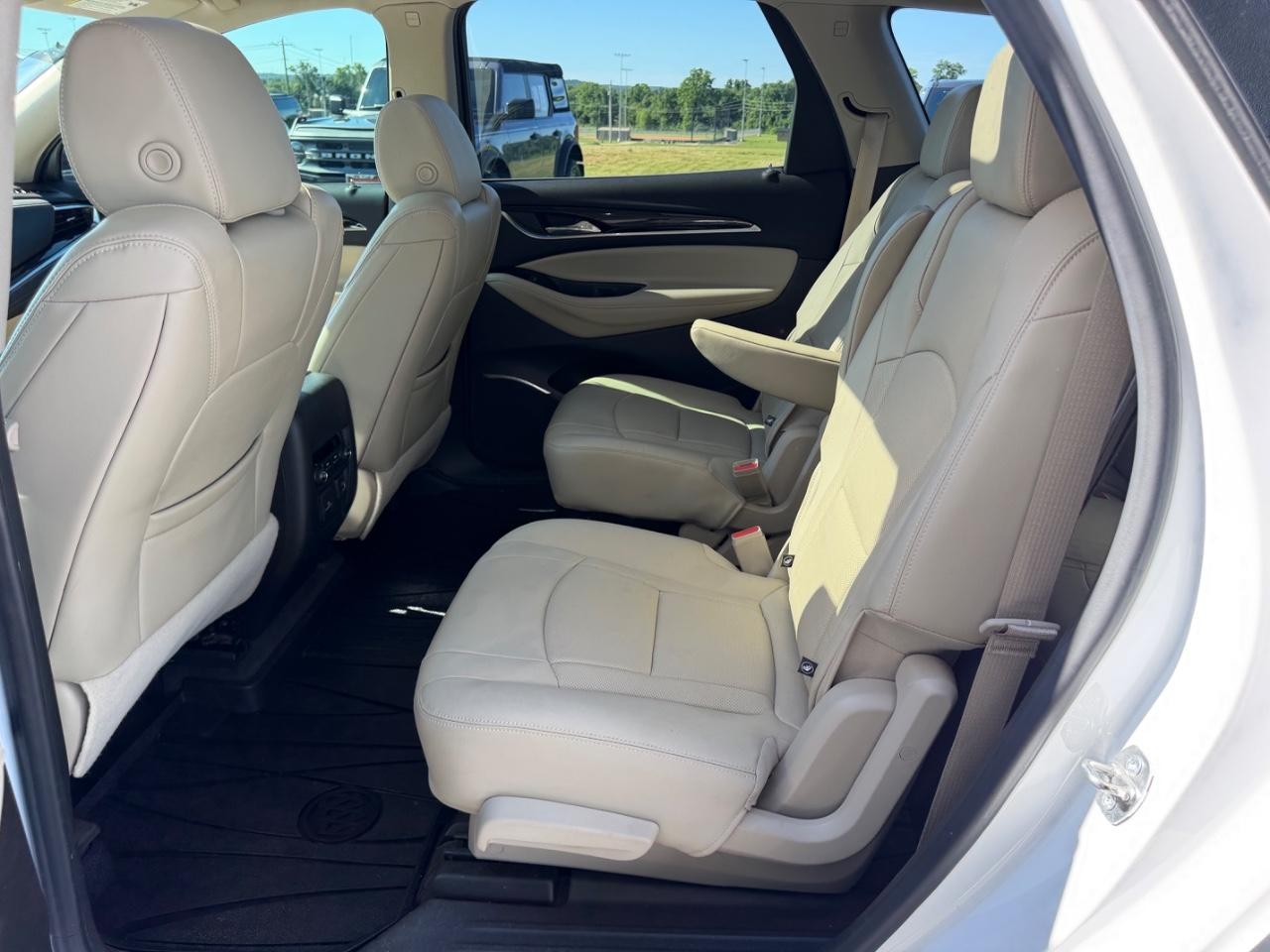 Buick Enclave Vehicle Full-screen Gallery Image 11