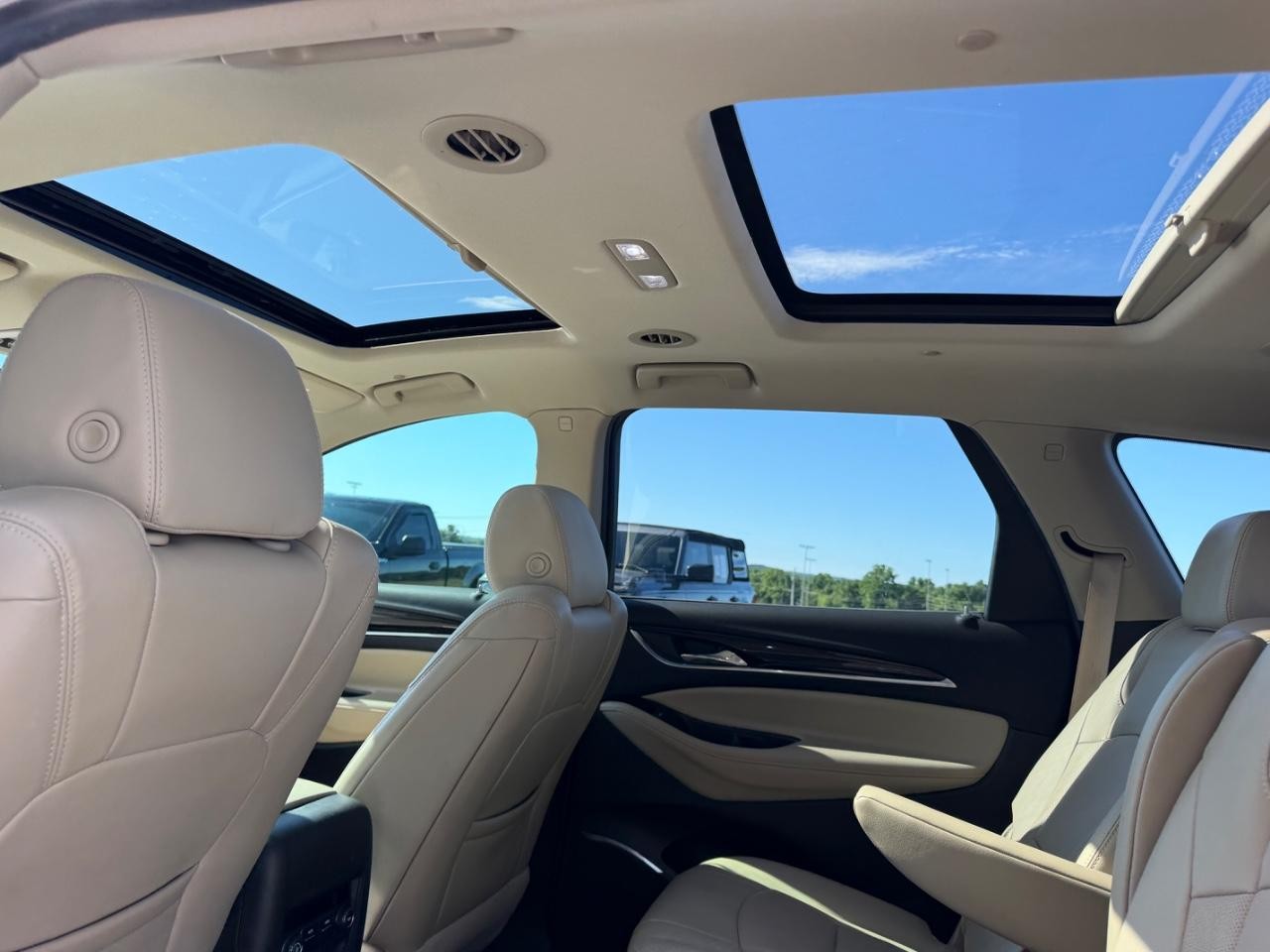 Buick Enclave Vehicle Full-screen Gallery Image 12