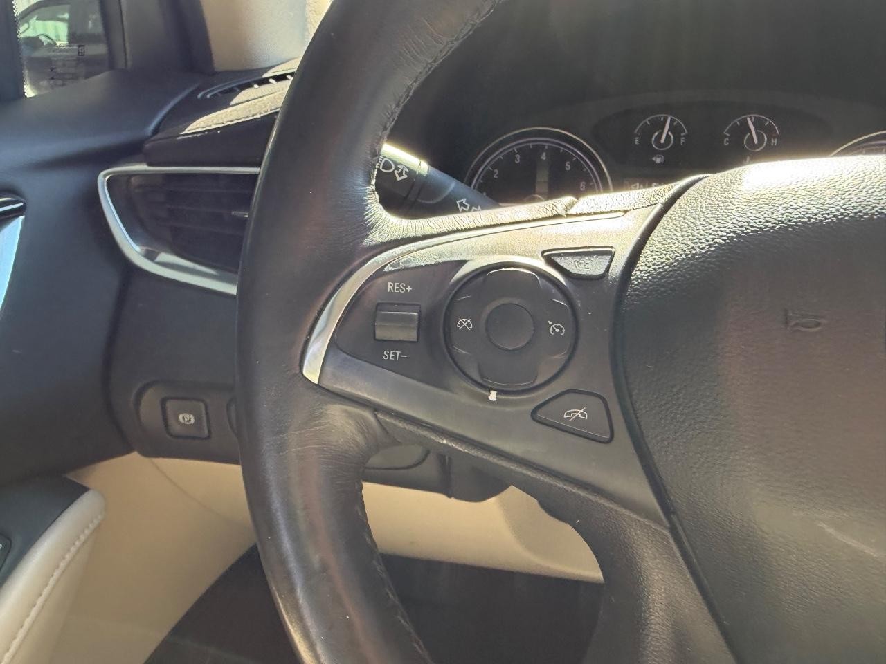 Buick Enclave Vehicle Full-screen Gallery Image 16