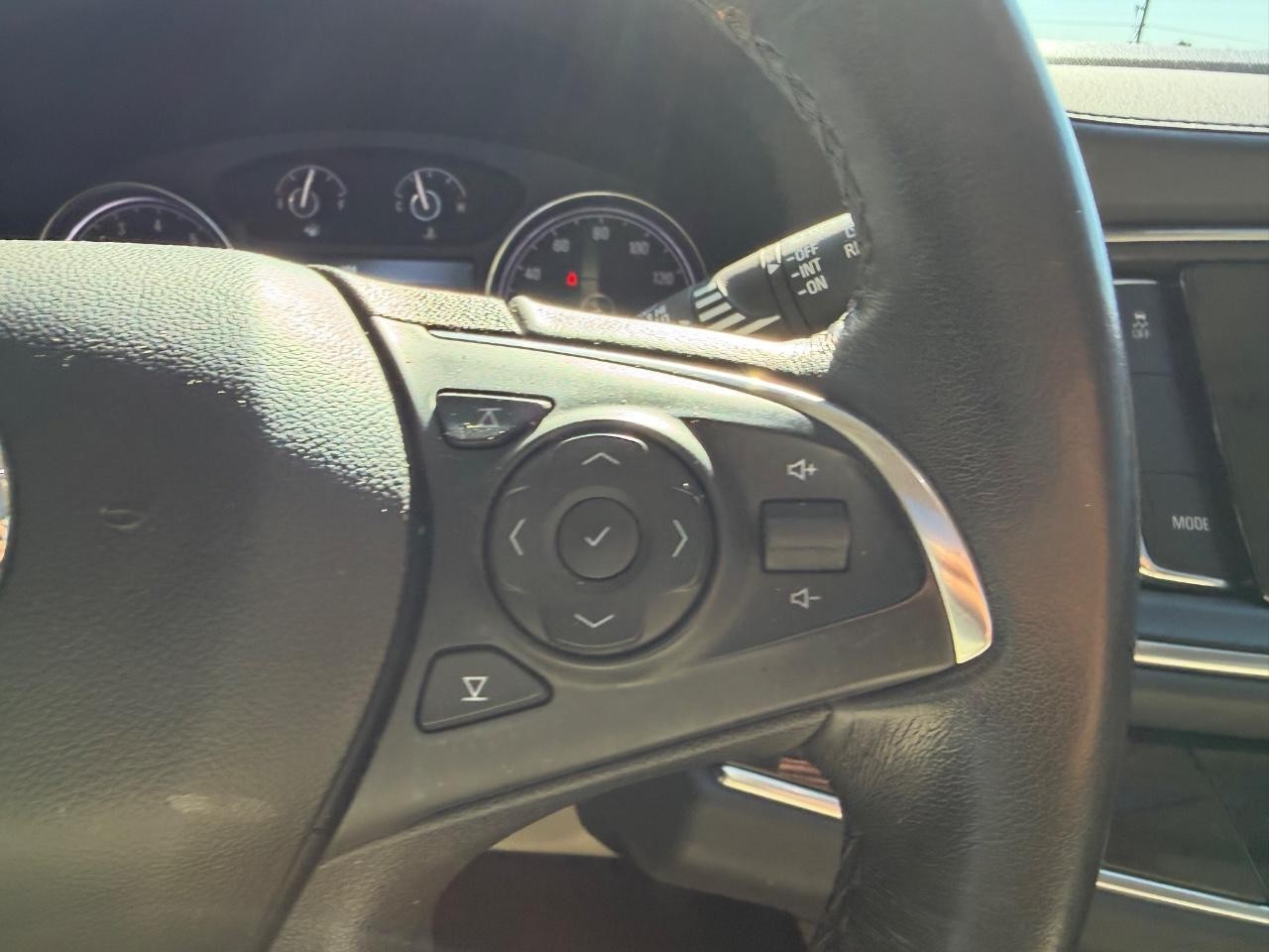 Buick Enclave Vehicle Full-screen Gallery Image 17