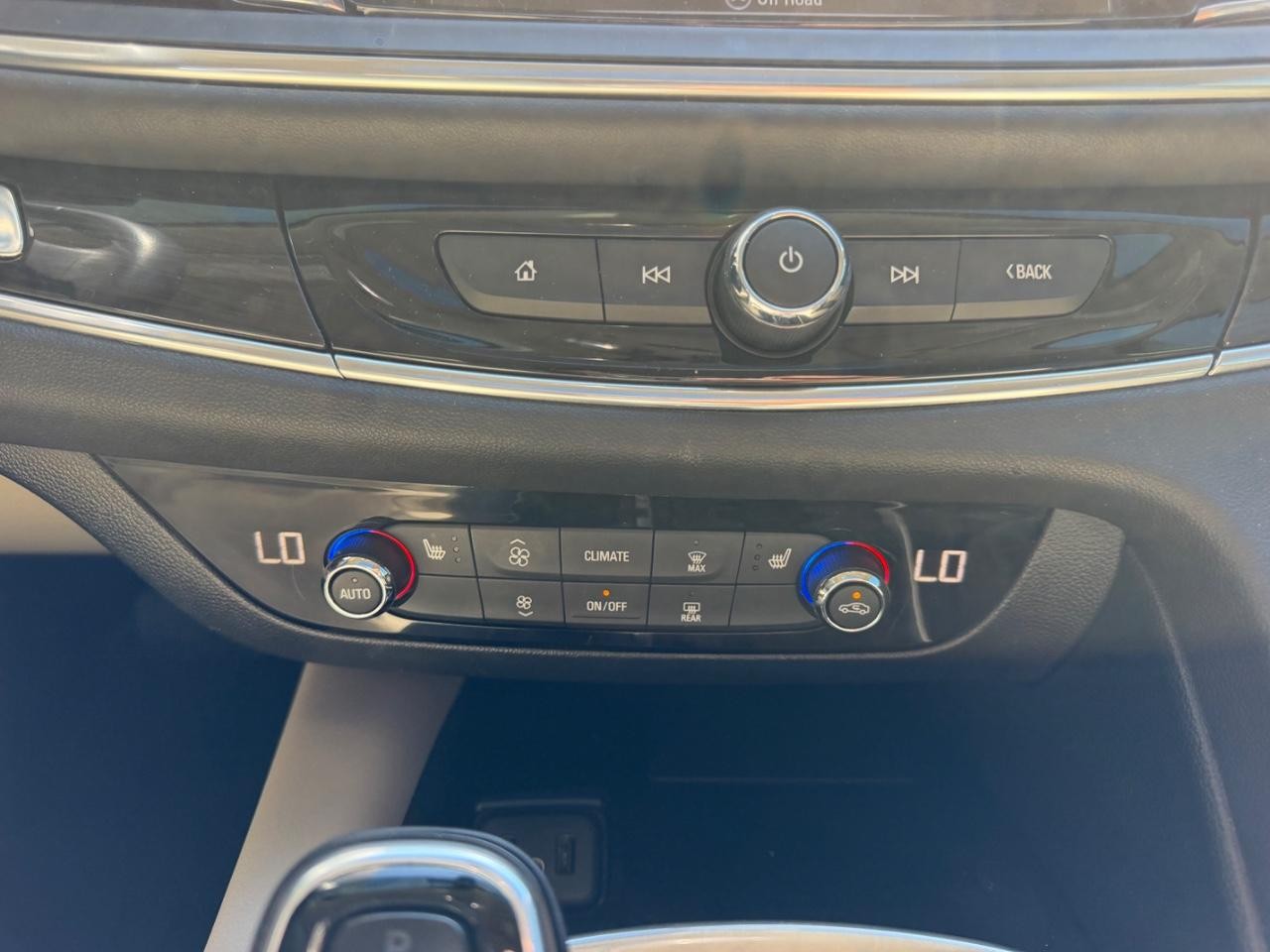 Buick Enclave Vehicle Full-screen Gallery Image 19