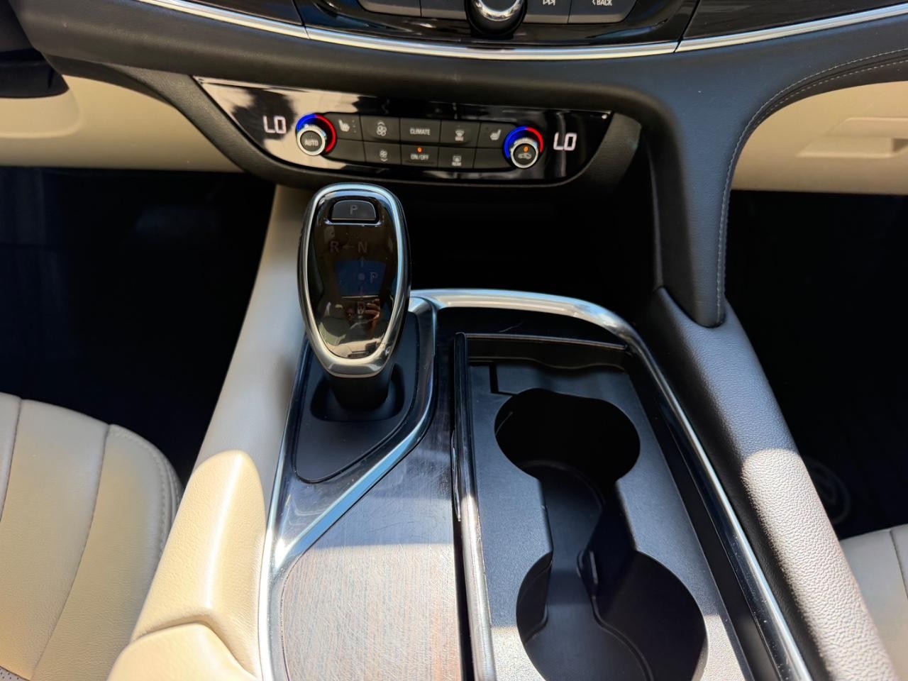 Buick Enclave Vehicle Full-screen Gallery Image 20