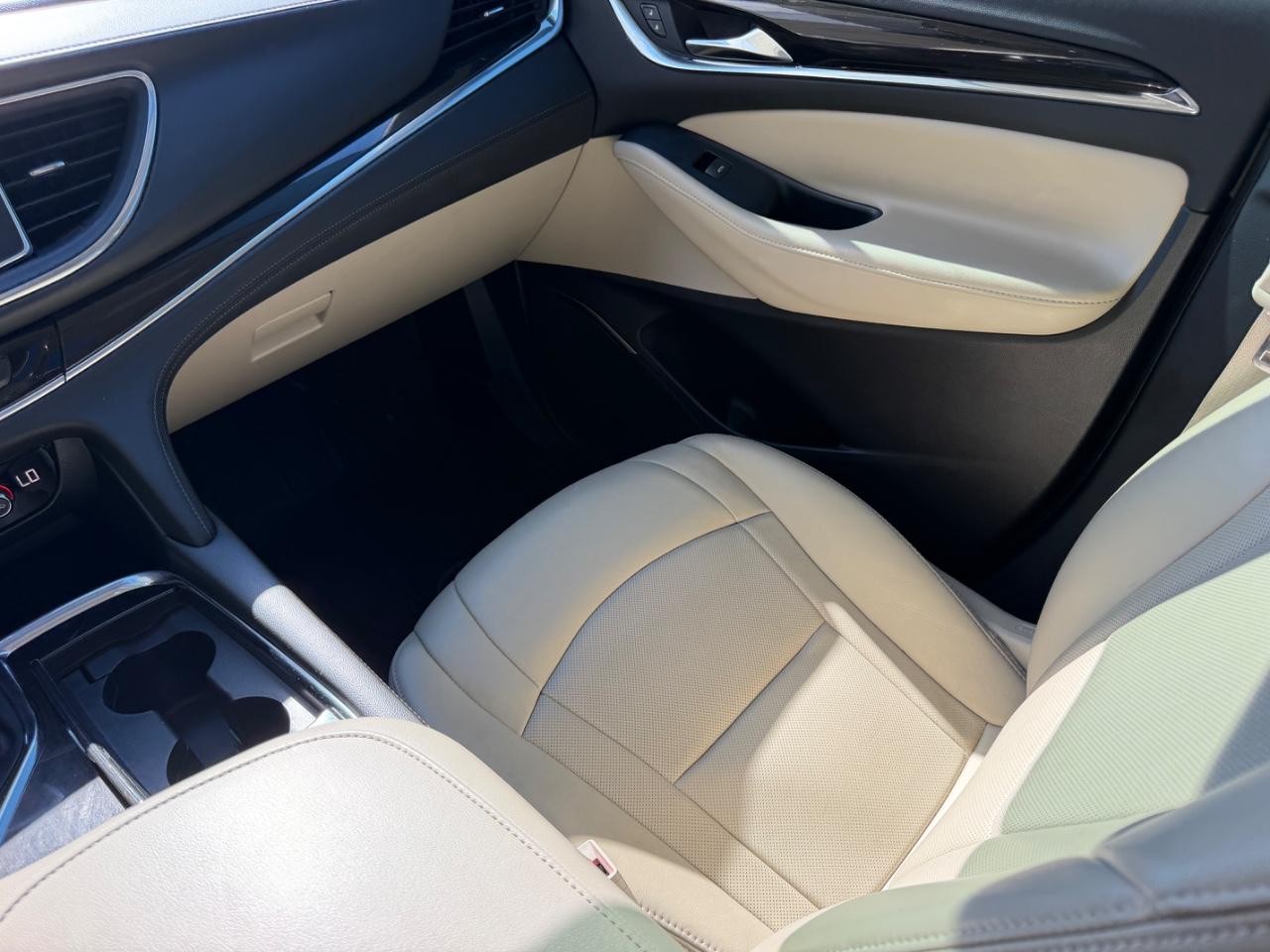 Buick Enclave Vehicle Full-screen Gallery Image 21