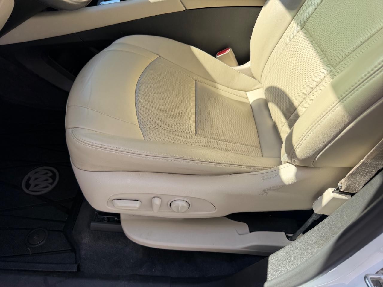 Buick Enclave Vehicle Full-screen Gallery Image 23