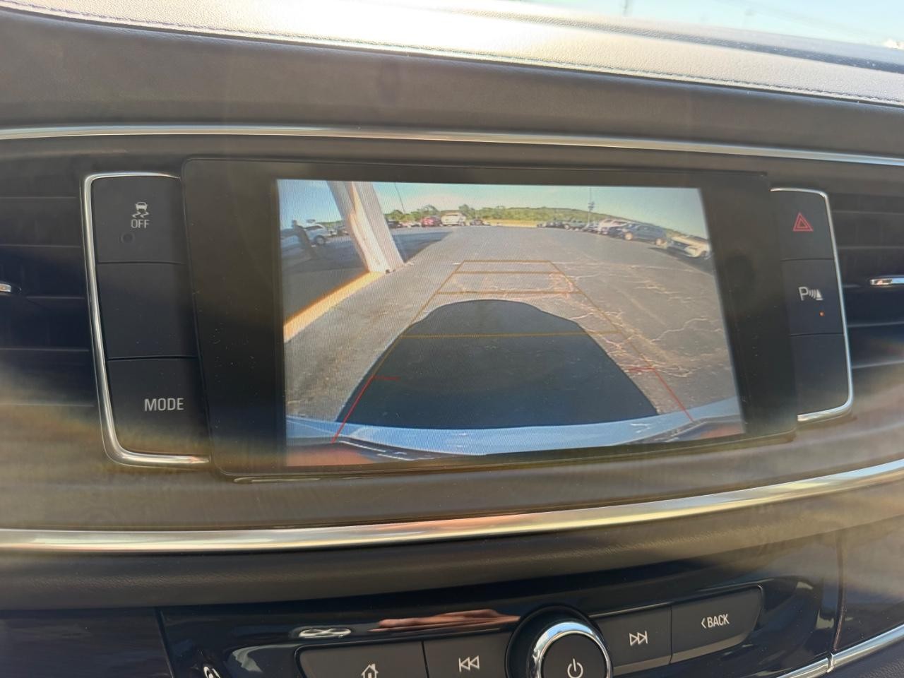 Buick Enclave Vehicle Full-screen Gallery Image 25