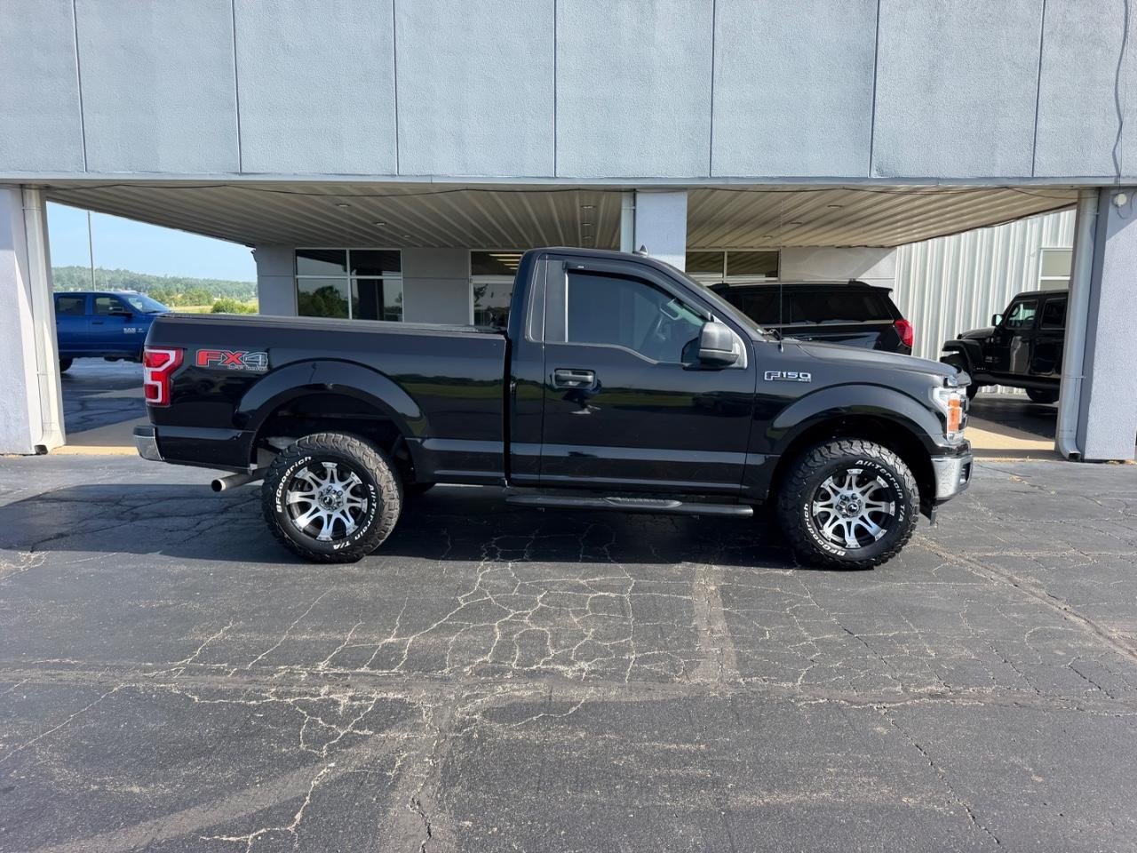 Ford F-150 Vehicle Full-screen Gallery Image 02