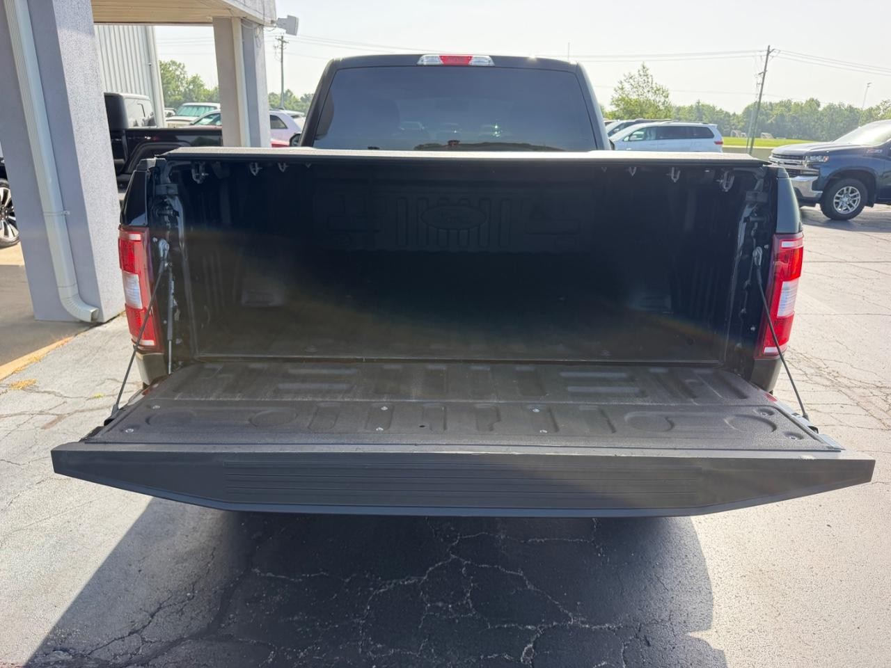 Ford F-150 Vehicle Full-screen Gallery Image 05