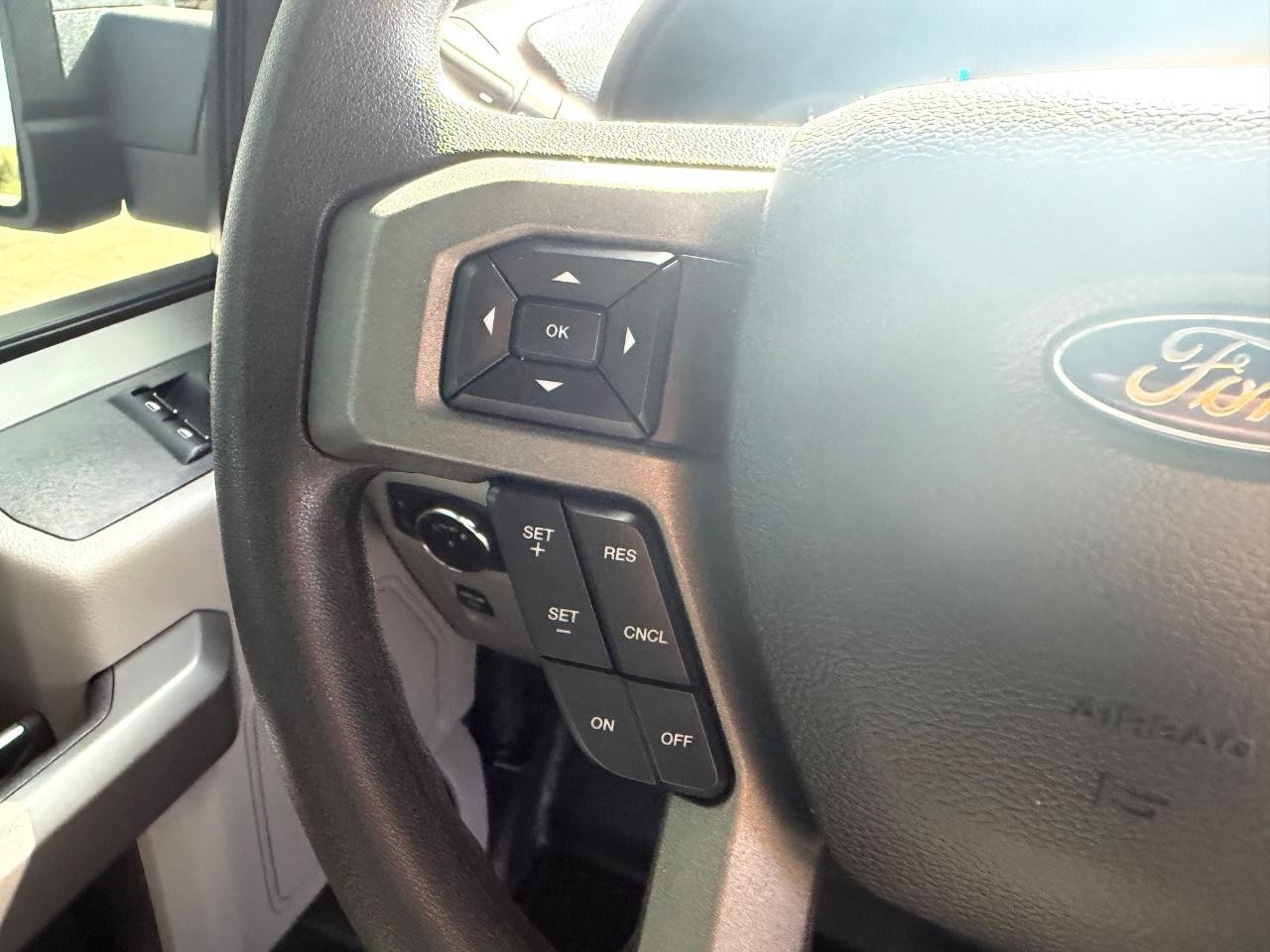 Ford F-150 Vehicle Full-screen Gallery Image 11