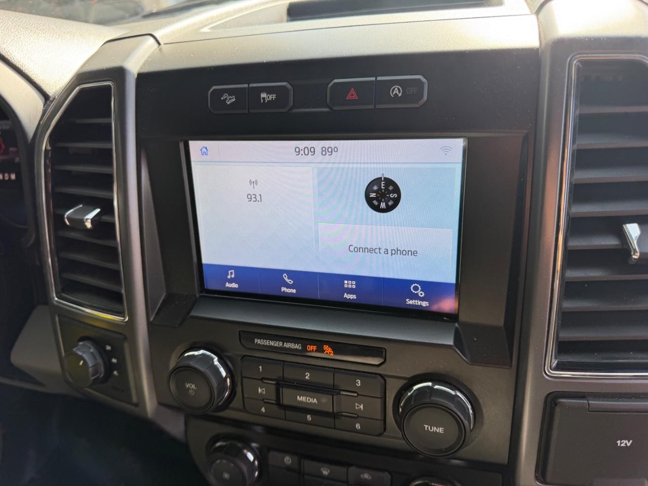 Ford F-150 Vehicle Full-screen Gallery Image 13