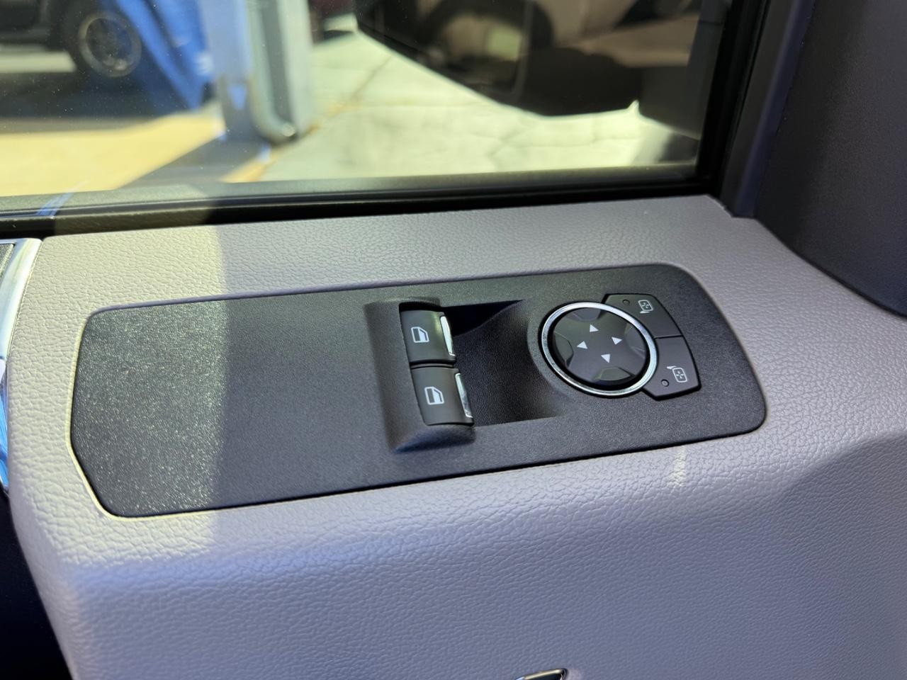 Ford F-150 Vehicle Full-screen Gallery Image 16