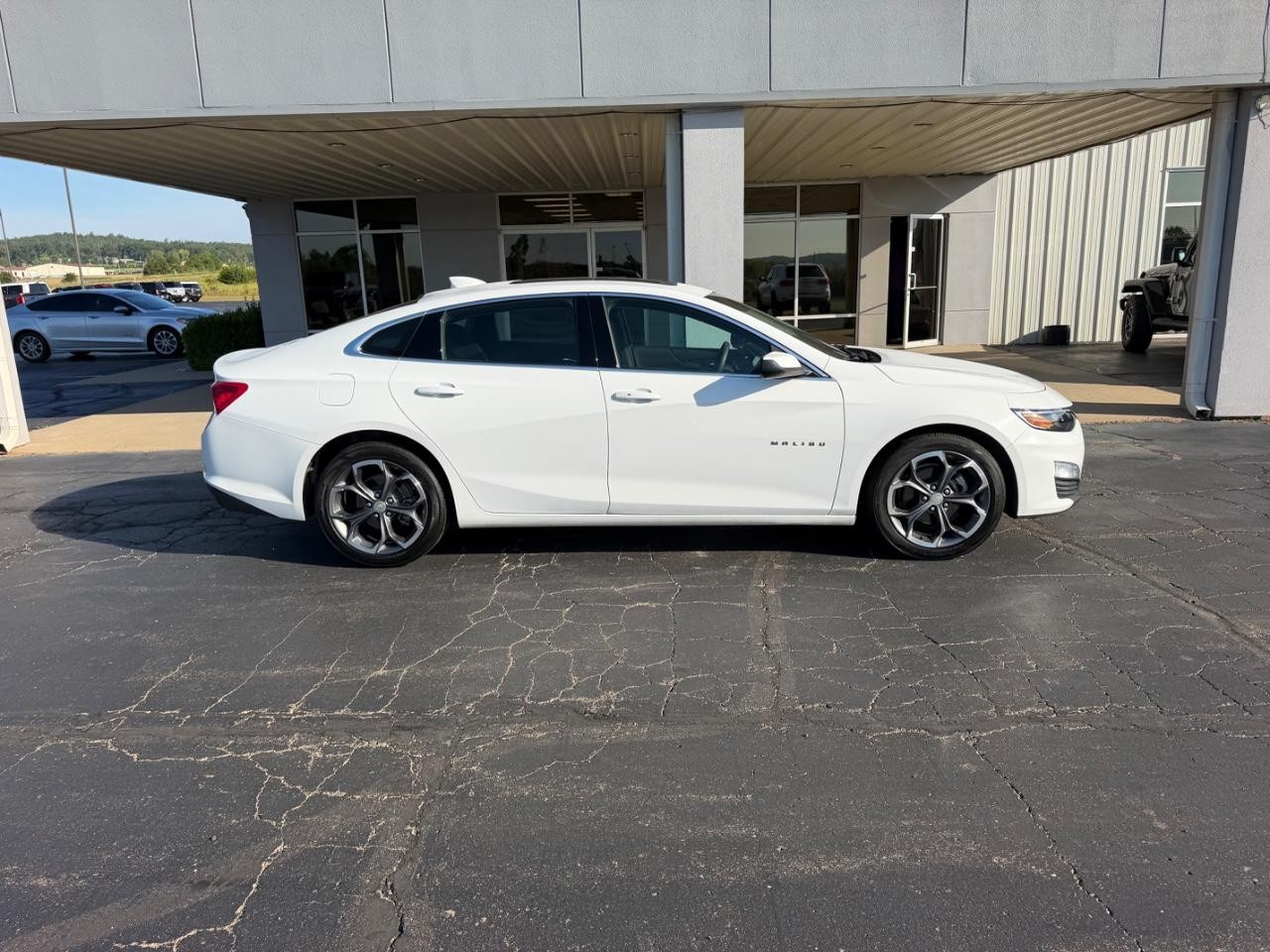 Chevrolet Malibu Vehicle Full-screen Gallery Image 02