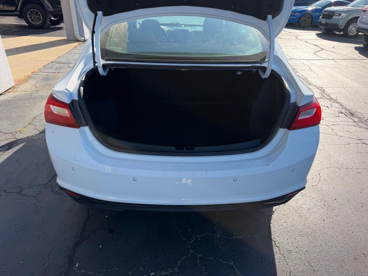 Chevrolet Malibu Vehicle Full-screen Gallery Image 05