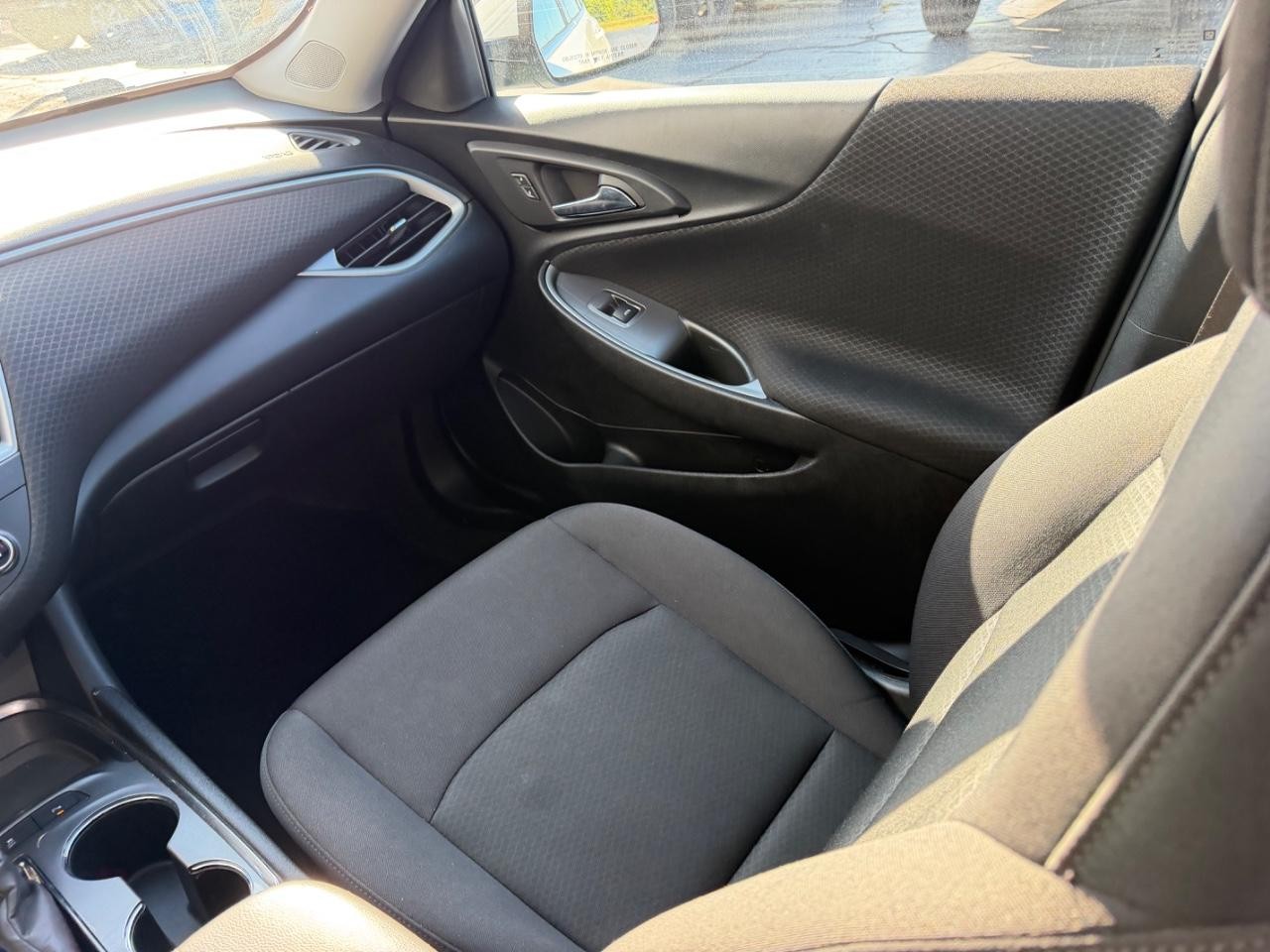 Chevrolet Malibu Vehicle Full-screen Gallery Image 18