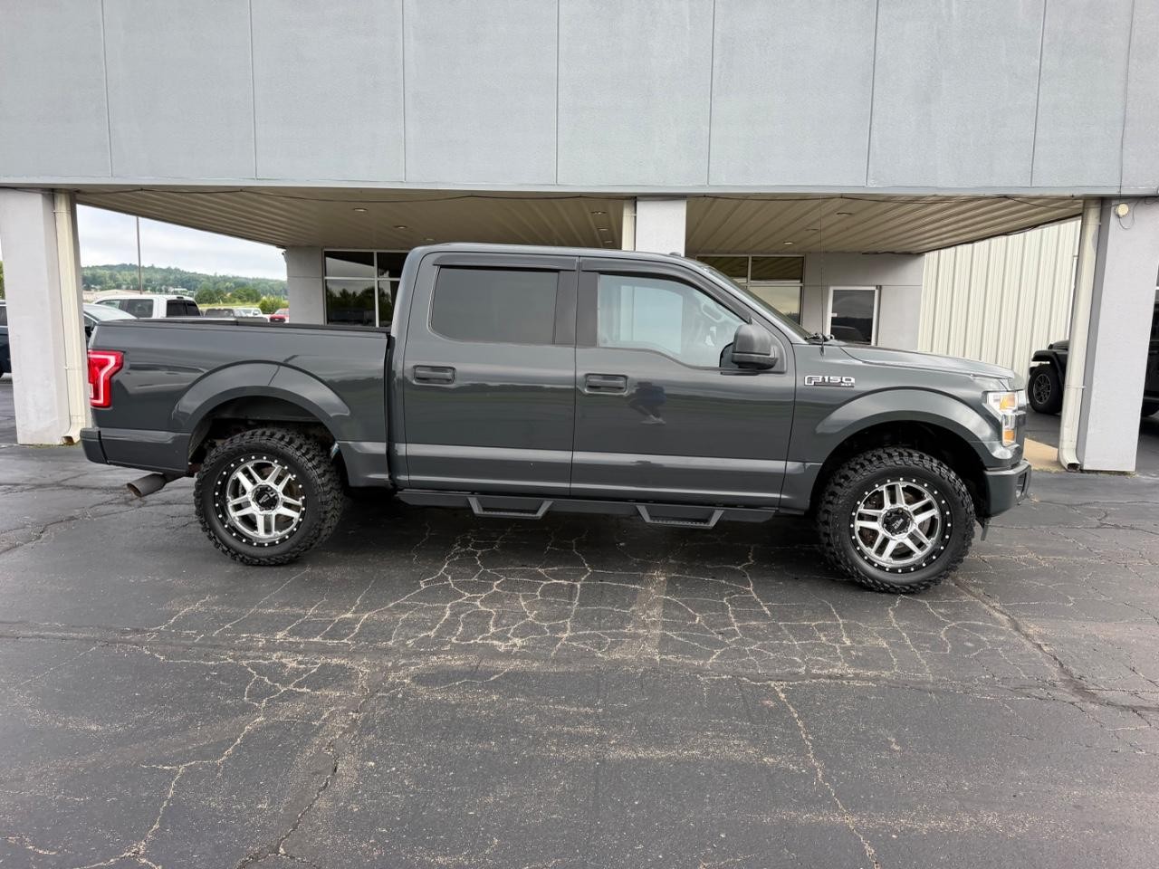 Ford F-150 Vehicle Full-screen Gallery Image 02