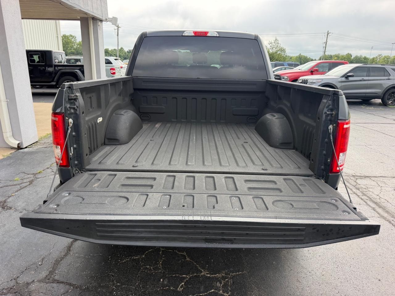 Ford F-150 Vehicle Full-screen Gallery Image 05