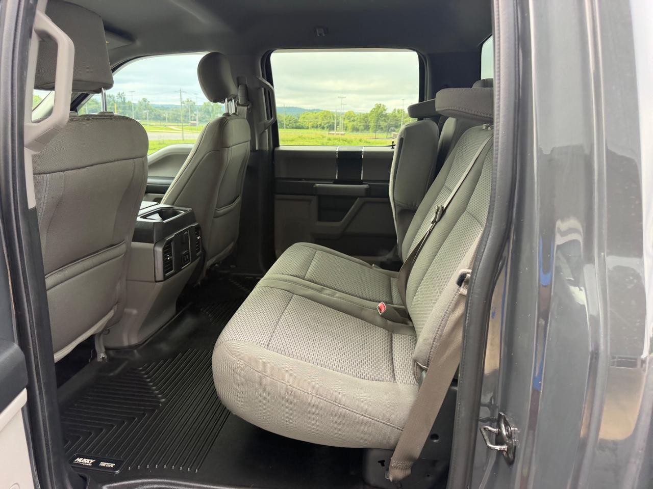 Ford F-150 Vehicle Full-screen Gallery Image 09