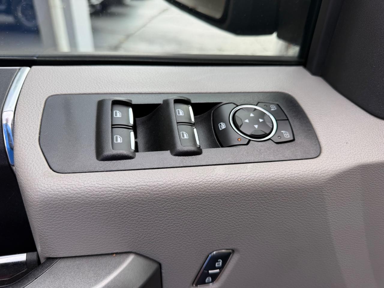 Ford F-150 Vehicle Full-screen Gallery Image 17