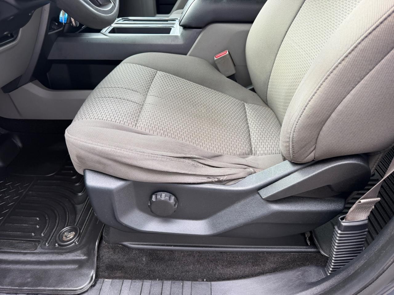 Ford F-150 Vehicle Full-screen Gallery Image 18