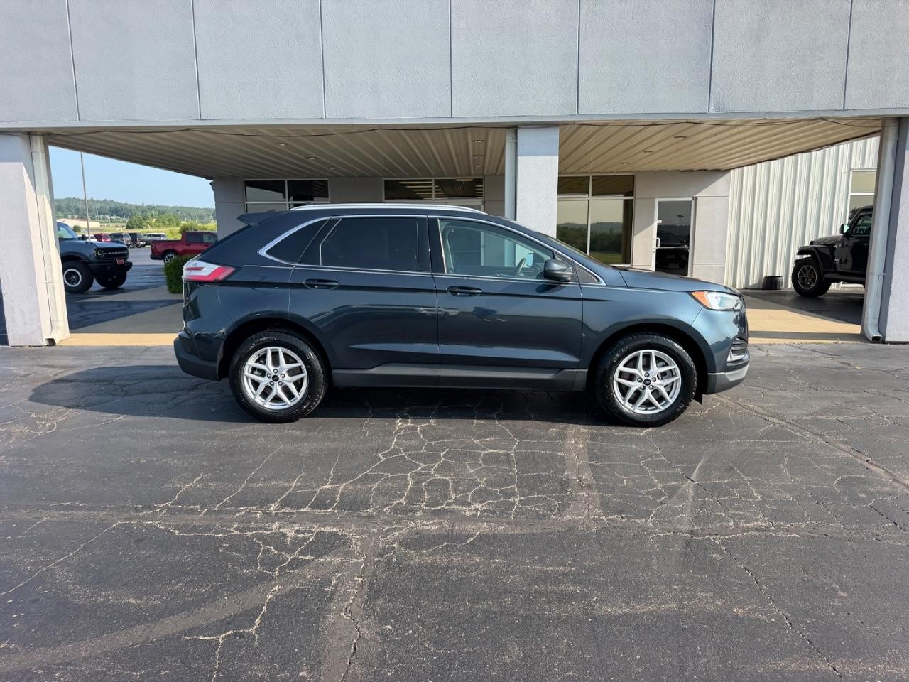 Ford Edge Vehicle Full-screen Gallery Image 02