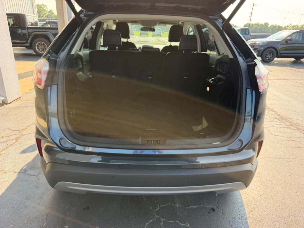 Ford Edge Vehicle Full-screen Gallery Image 05