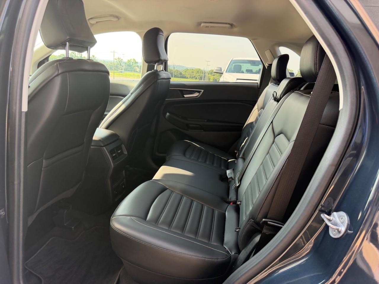 Ford Edge Vehicle Full-screen Gallery Image 10