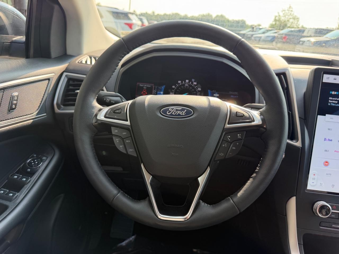 Ford Edge Vehicle Full-screen Gallery Image 12