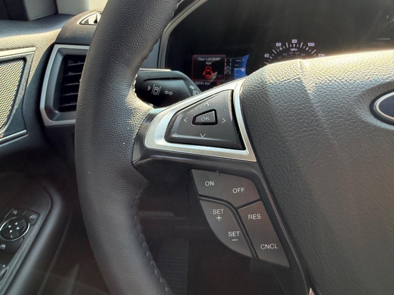 Ford Edge Vehicle Full-screen Gallery Image 13