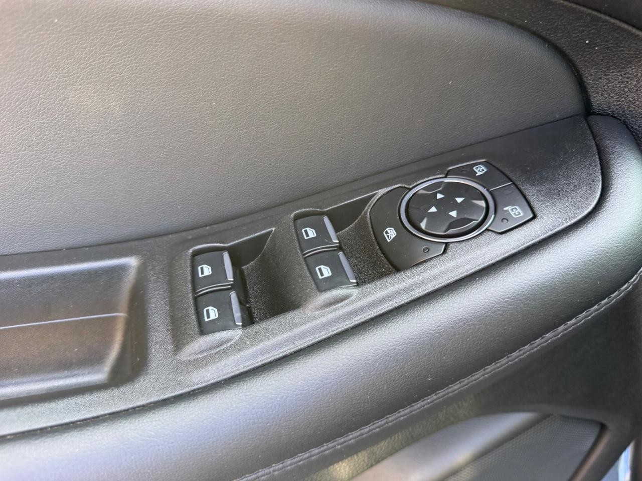 Ford Edge Vehicle Full-screen Gallery Image 19