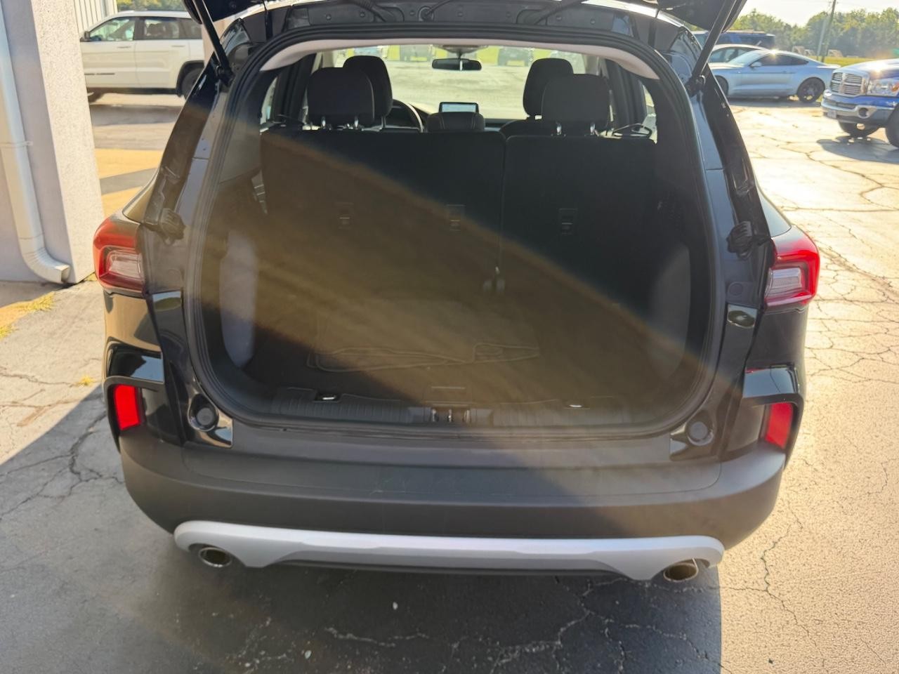 Ford Escape Vehicle Full-screen Gallery Image 05