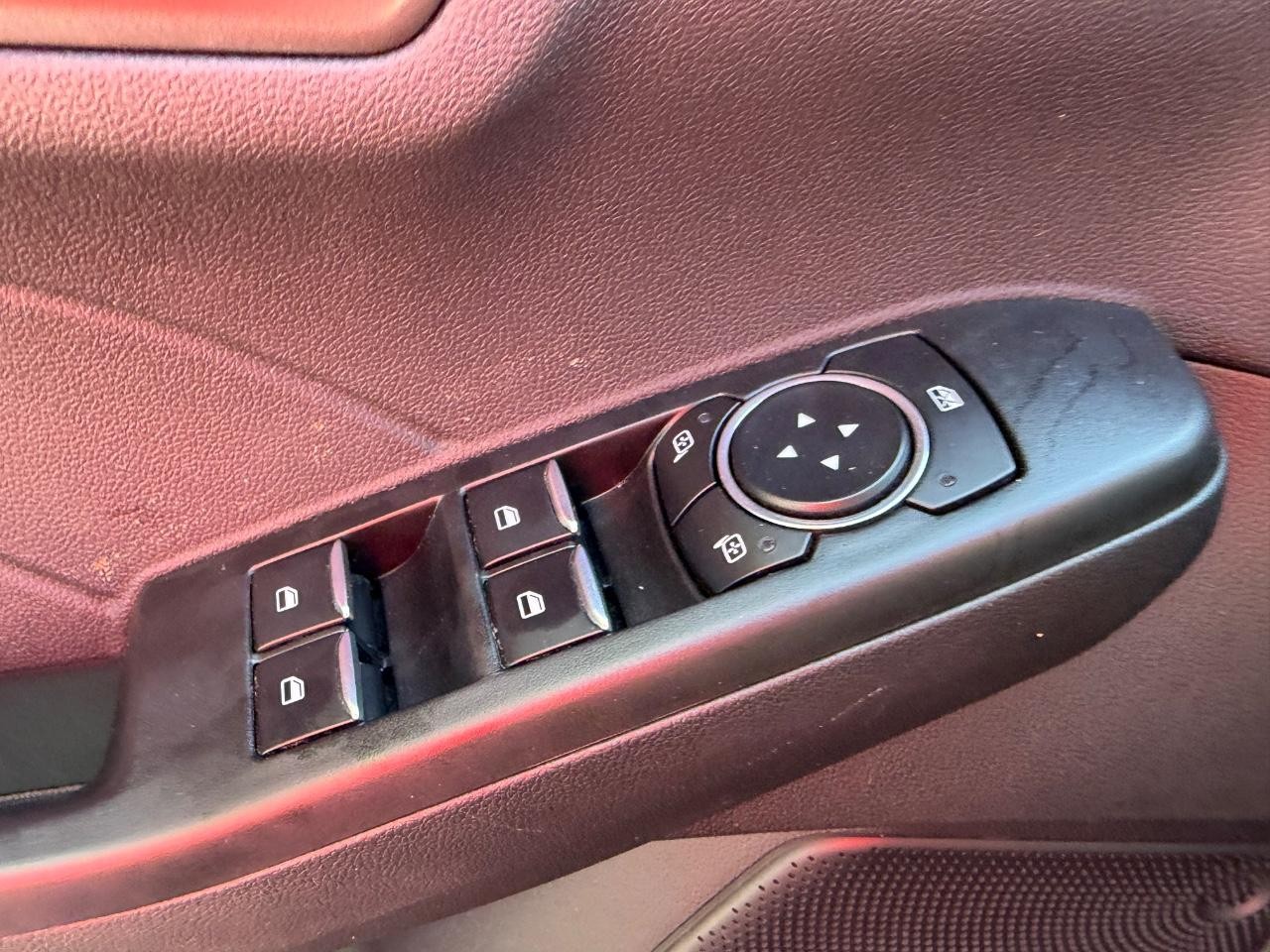 Ford Escape Vehicle Full-screen Gallery Image 18