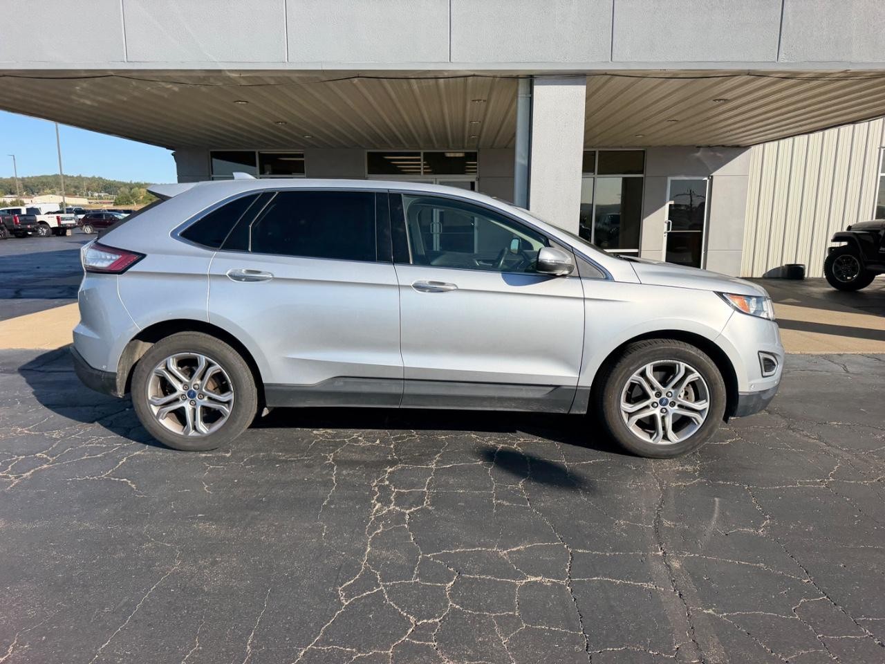 Ford Edge Vehicle Full-screen Gallery Image 02