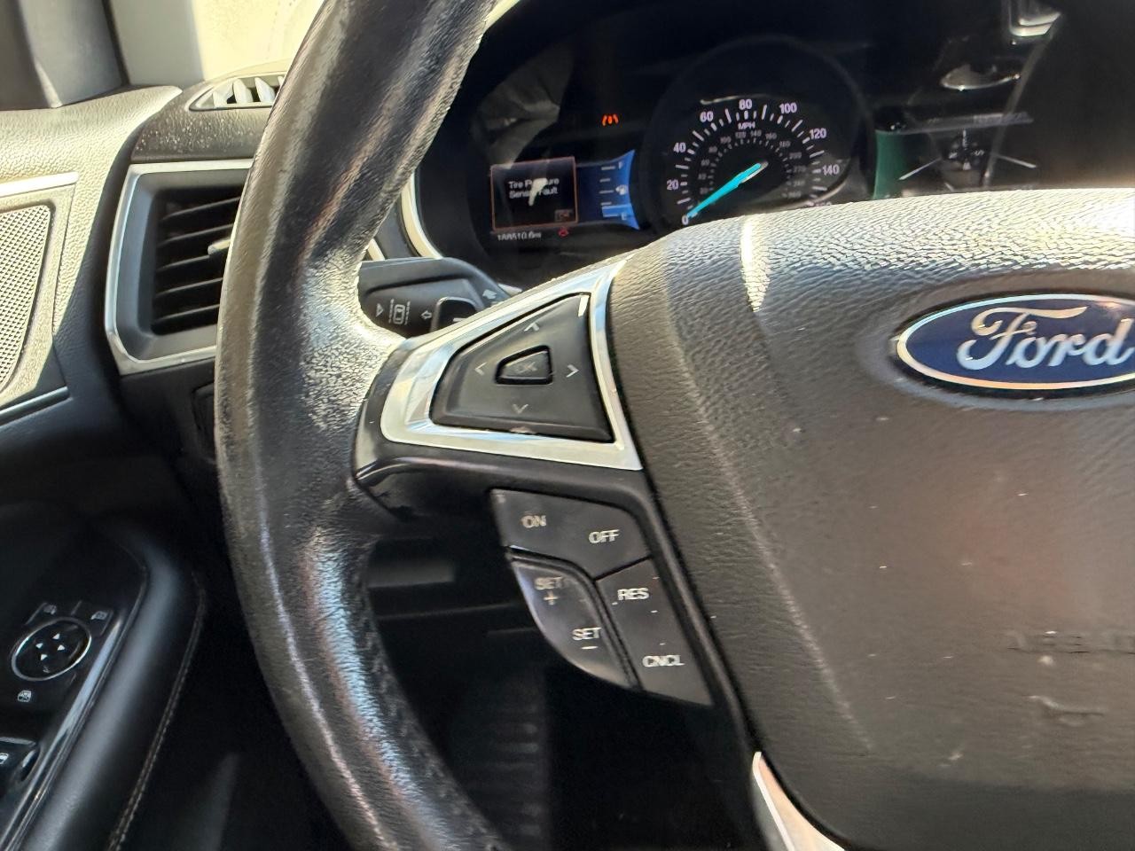 Ford Edge Vehicle Full-screen Gallery Image 14