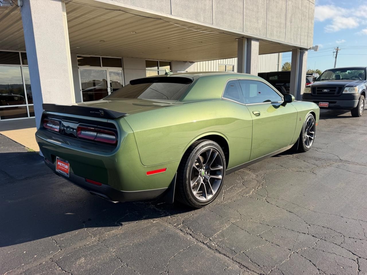 Dodge Challenger Vehicle Full-screen Gallery Image 03