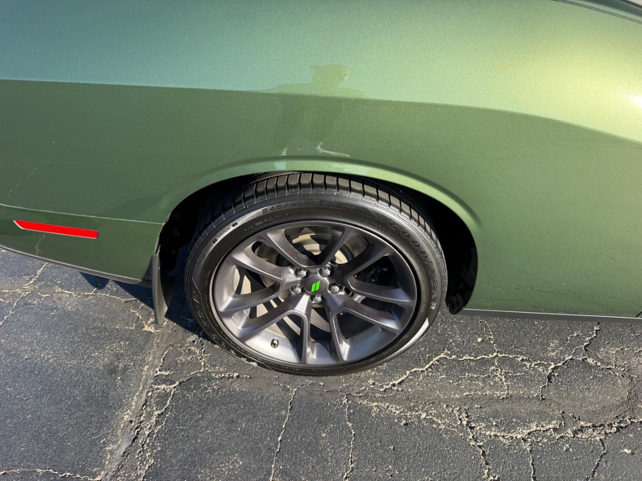Dodge Challenger Vehicle Full-screen Gallery Image 06