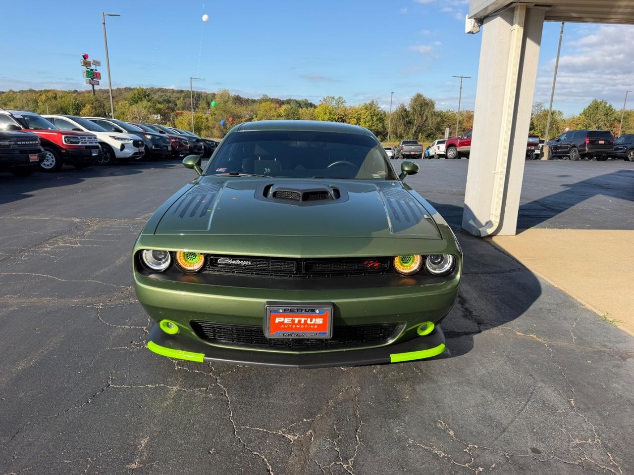 Dodge Challenger Vehicle Full-screen Gallery Image 08