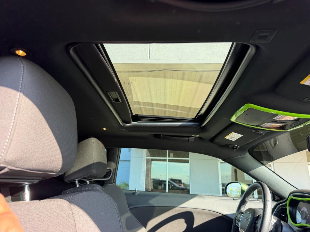 Dodge Challenger Vehicle Full-screen Gallery Image 10